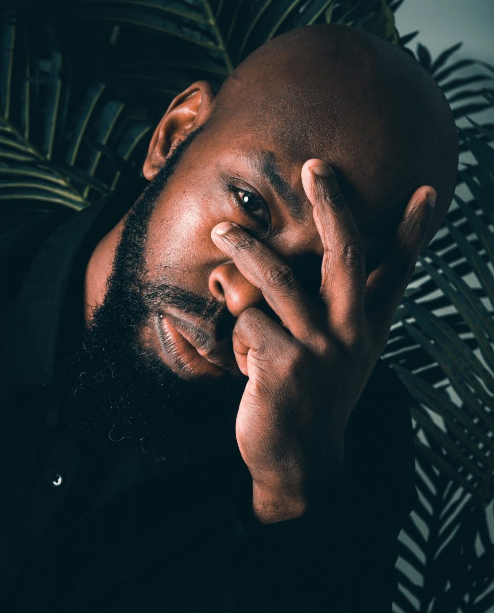 Gros plan sur barbe afro soignée, texture définie