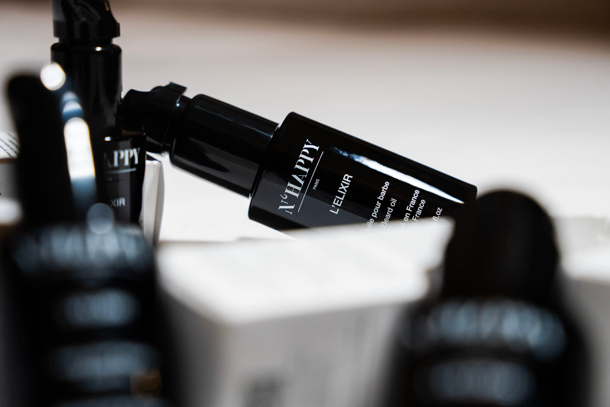 Barbe soignée avec l’Élixir Nhappy, mise en scène lifestyle premium