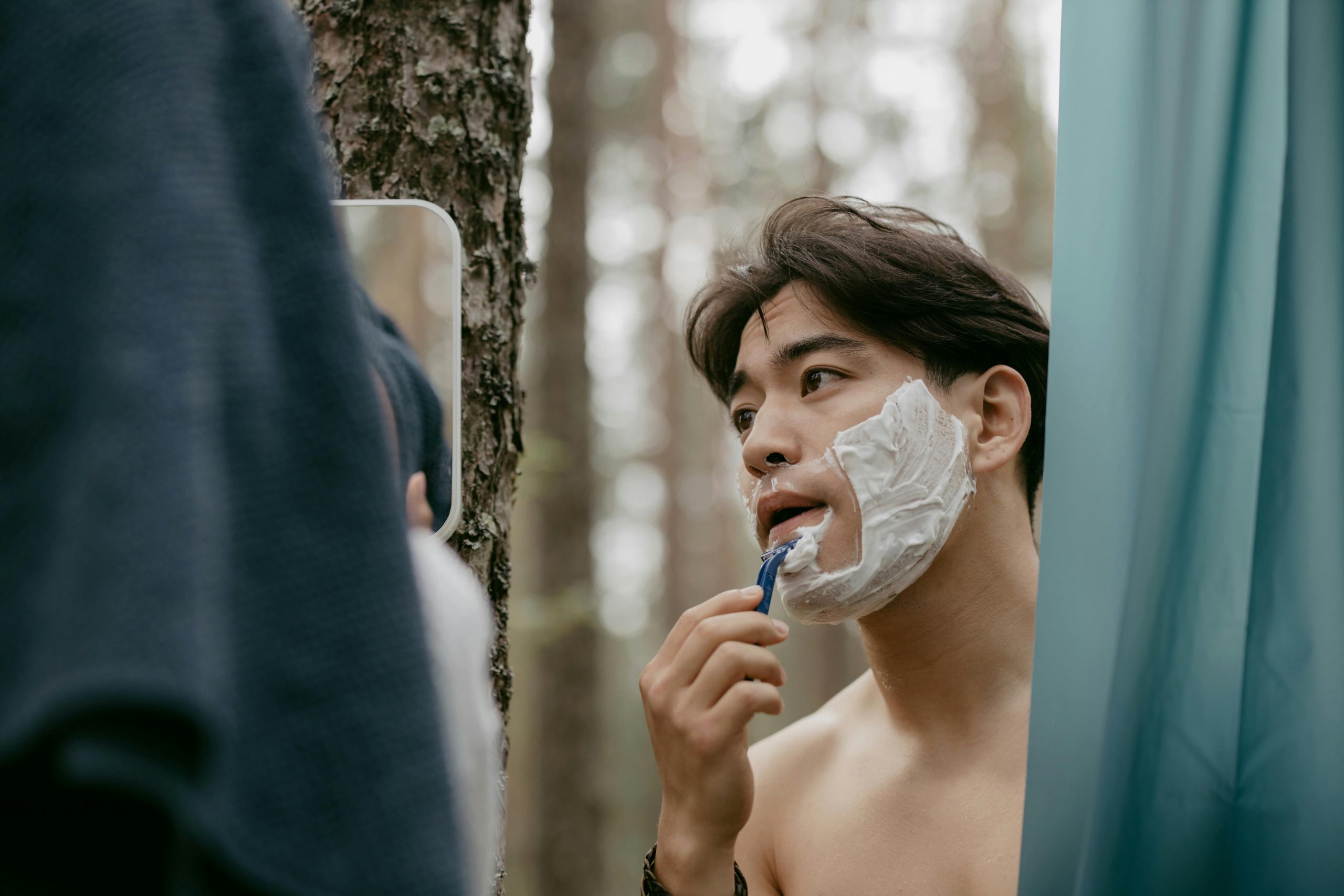 Produits de soin barbe bio posés sur un lavabo avec serviette en coton. »