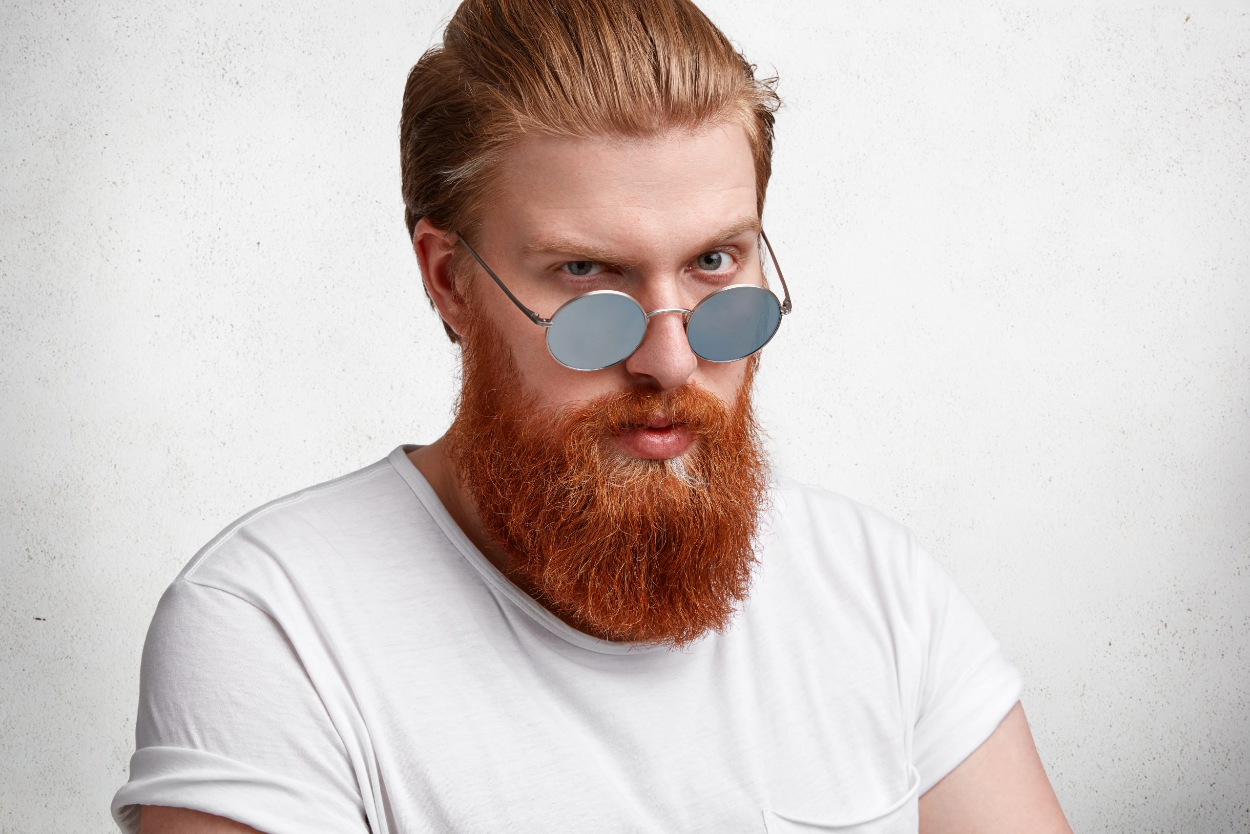 Barbe masculine poils ondulés sous lumière naturelle – Nhappy Paris