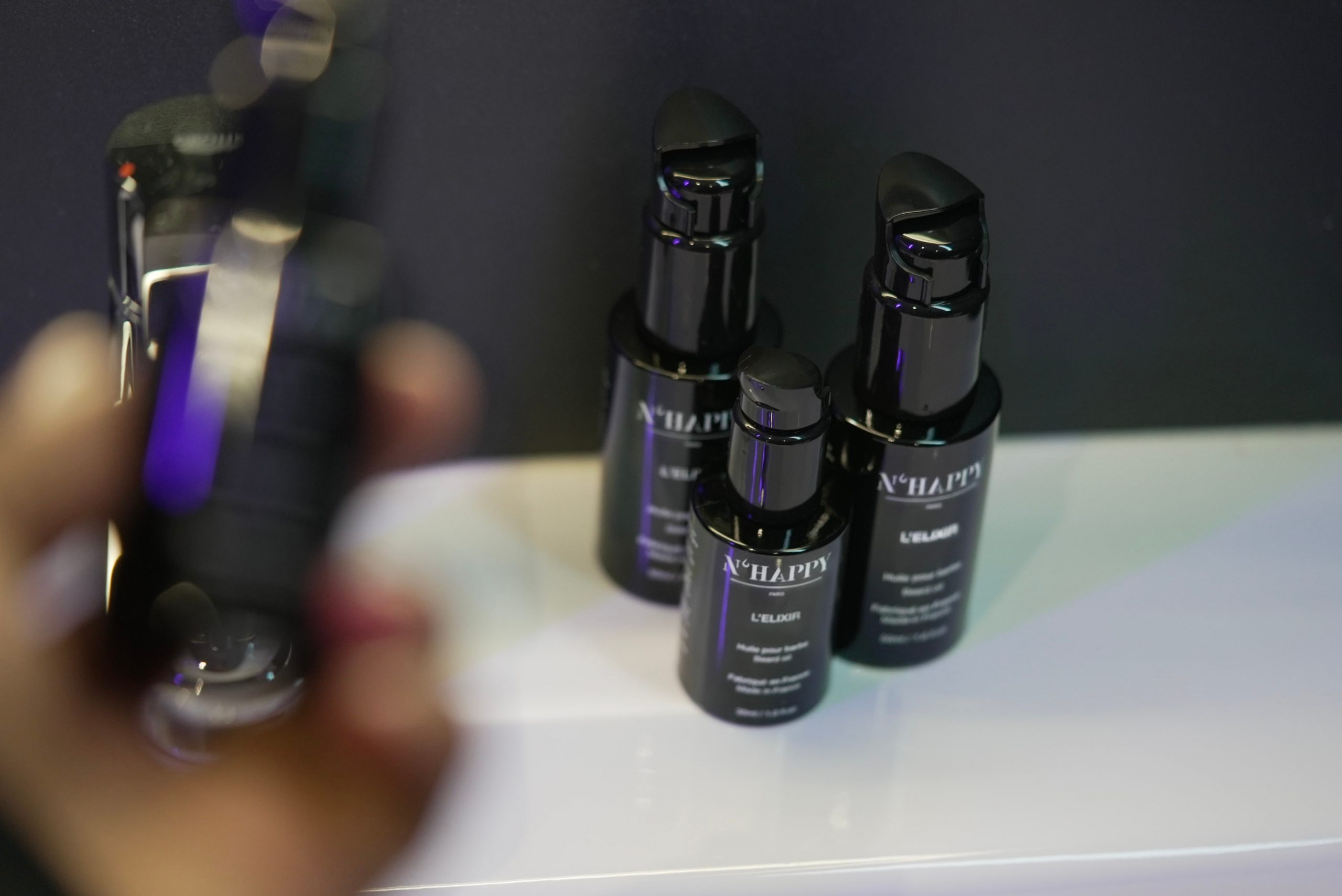 Élixir Nhappy huile bio barbe présentée sur fond naturel